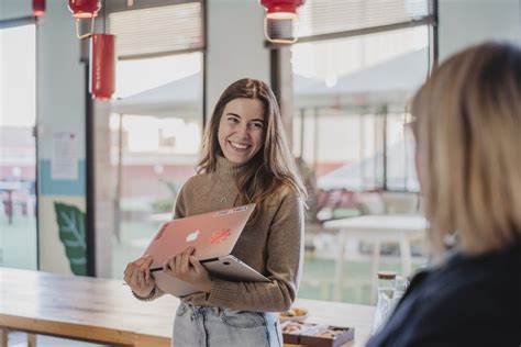 HELP JE DOOR TE REAGEREN OP DE EERSTE AANVRAAG .